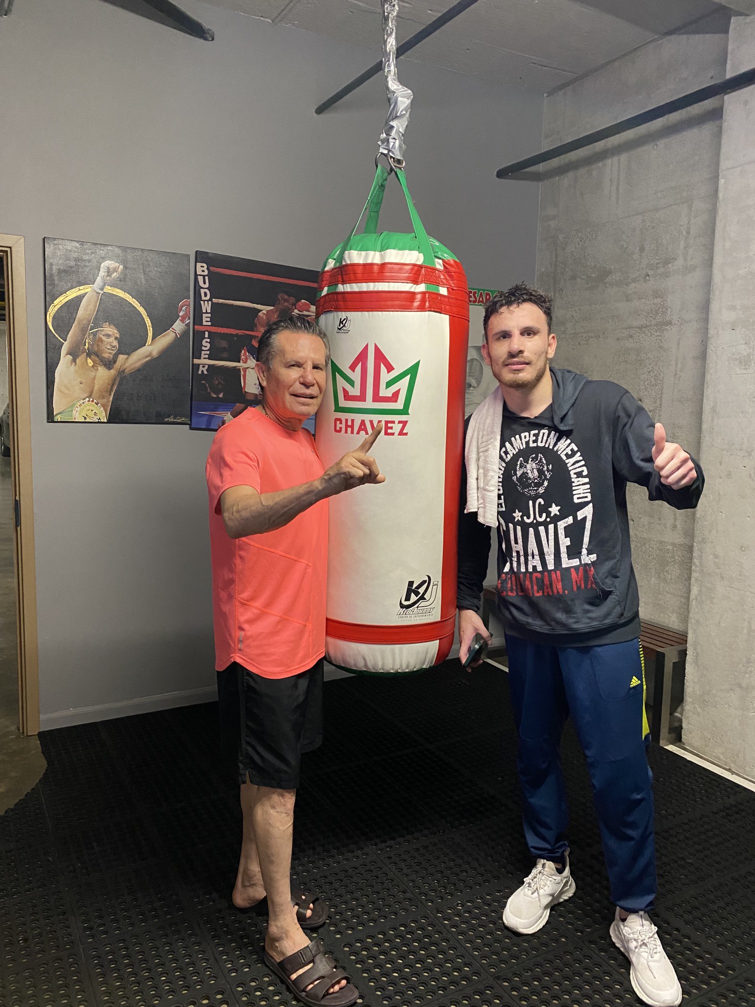 Julio César Chávez con su hijo Omar en un entrenamiento en Culiacán.