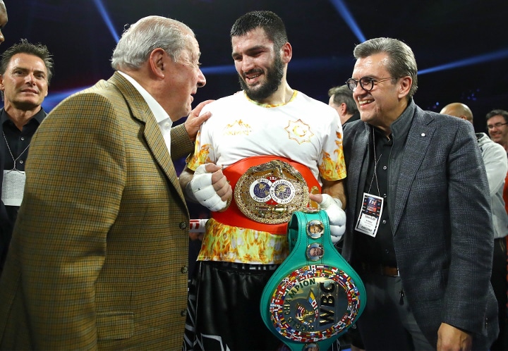 Arum espera reunirse en esas fechas con Eddy y Canelo y hablar sobre una posible pelea con Artur Beterbiev.