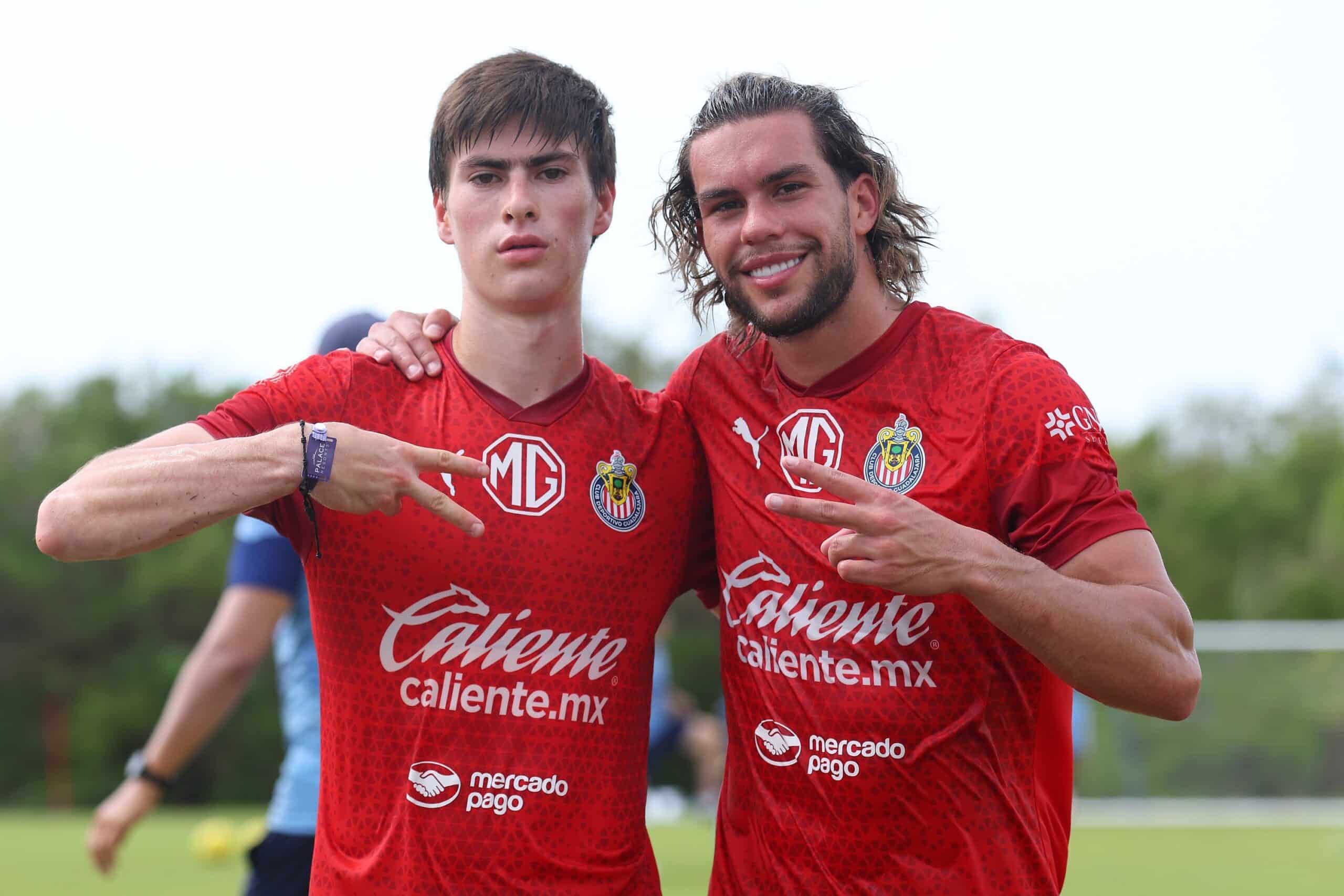 Cade Cowell en entrenamiento con Chivas.