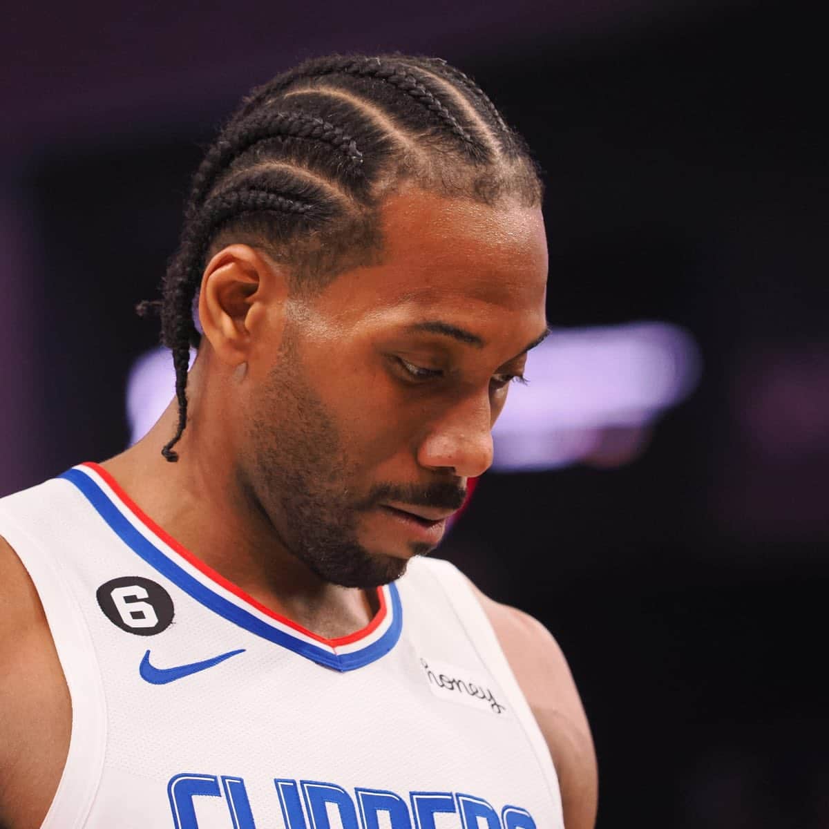 Kawhi Leonard es duda para el inicio de temporada en la NBA.