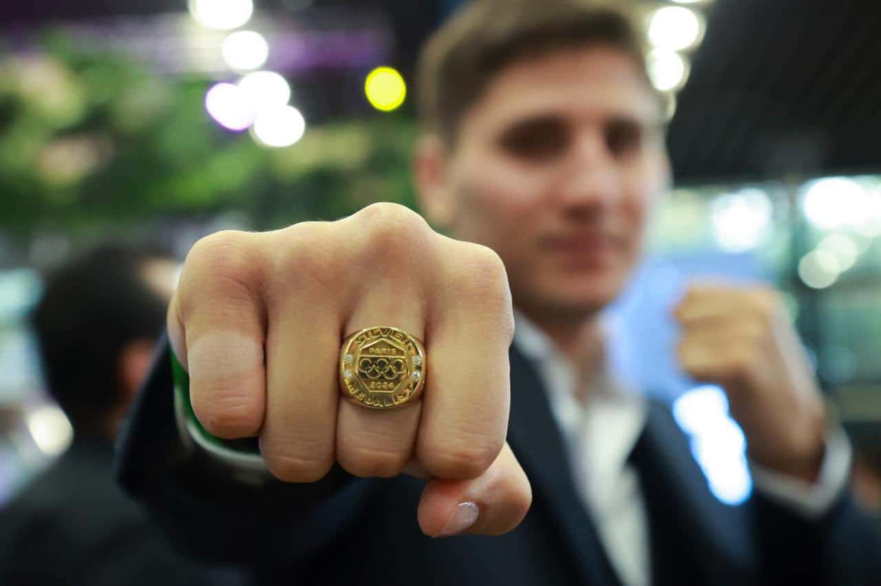 Marco Verde con su anillo de medallista olímpico 2024.