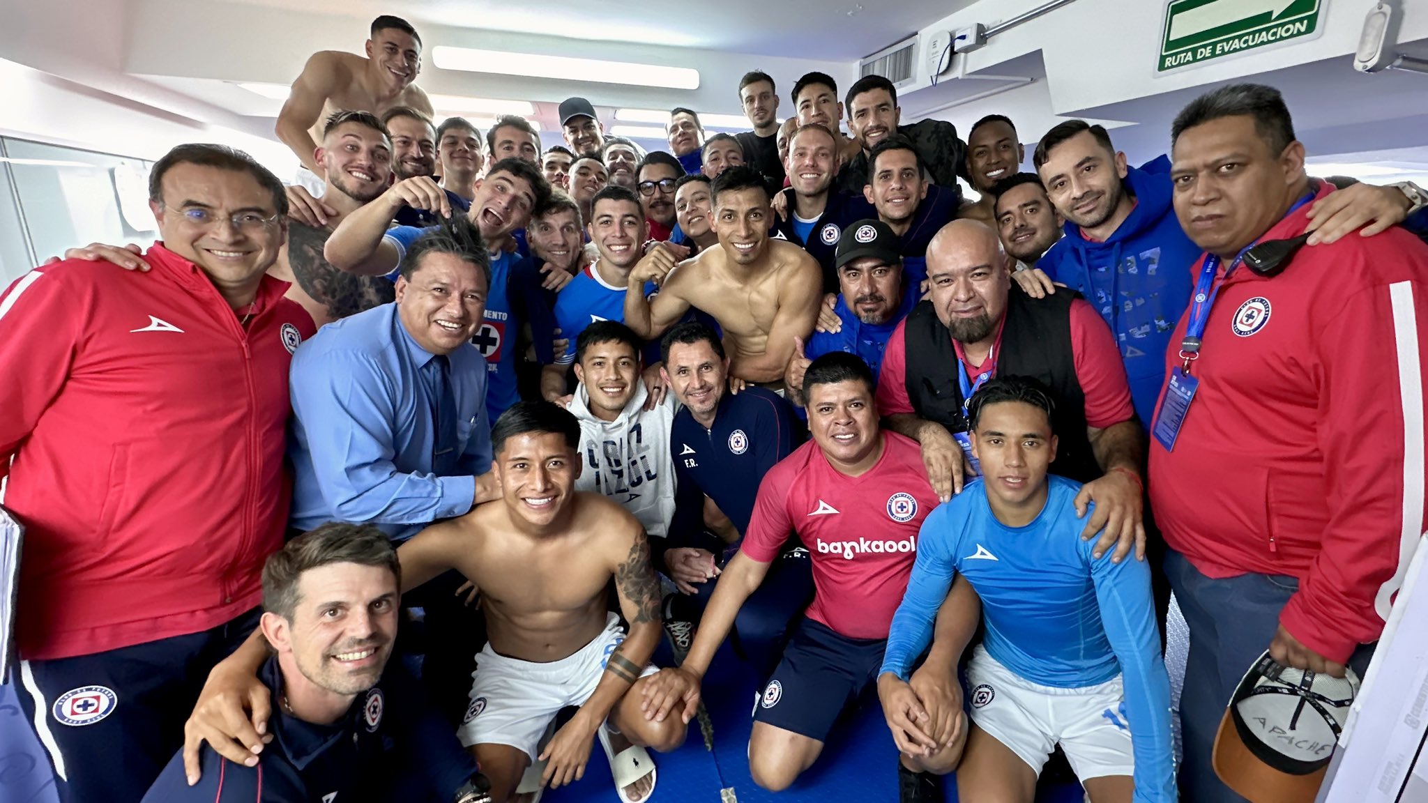 Cruz Azul festeja con todo su equipo el triunfo en la fecha 11.