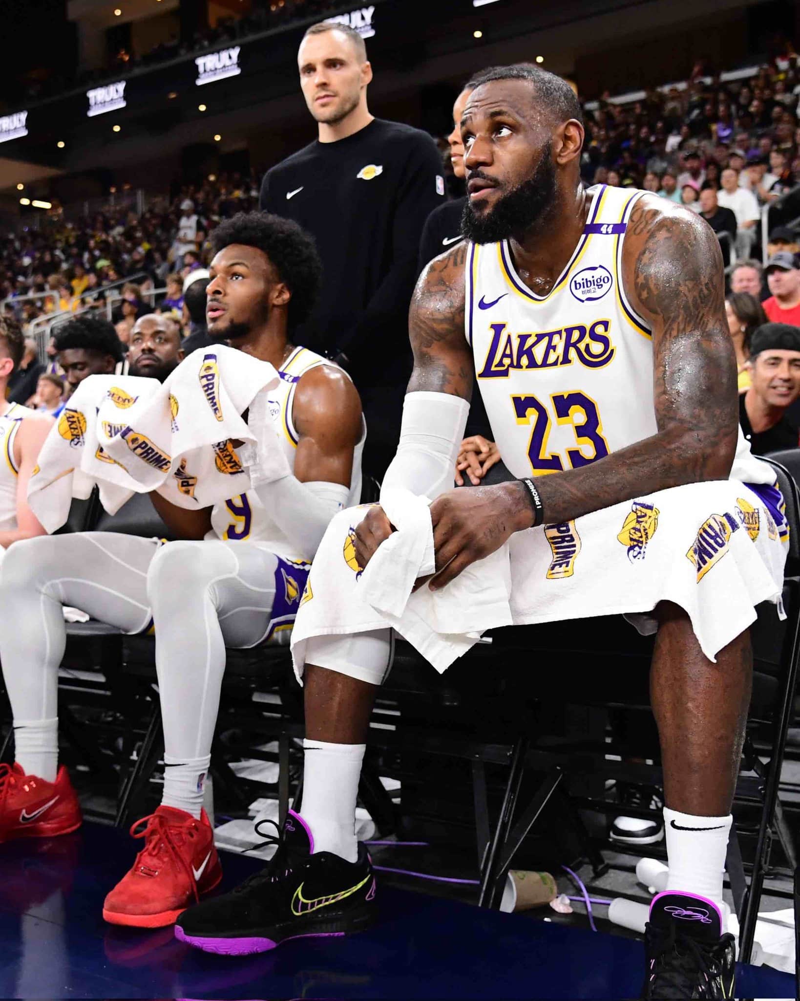 LeBron James al lado de hijo Bronny en la banca de Lakers.