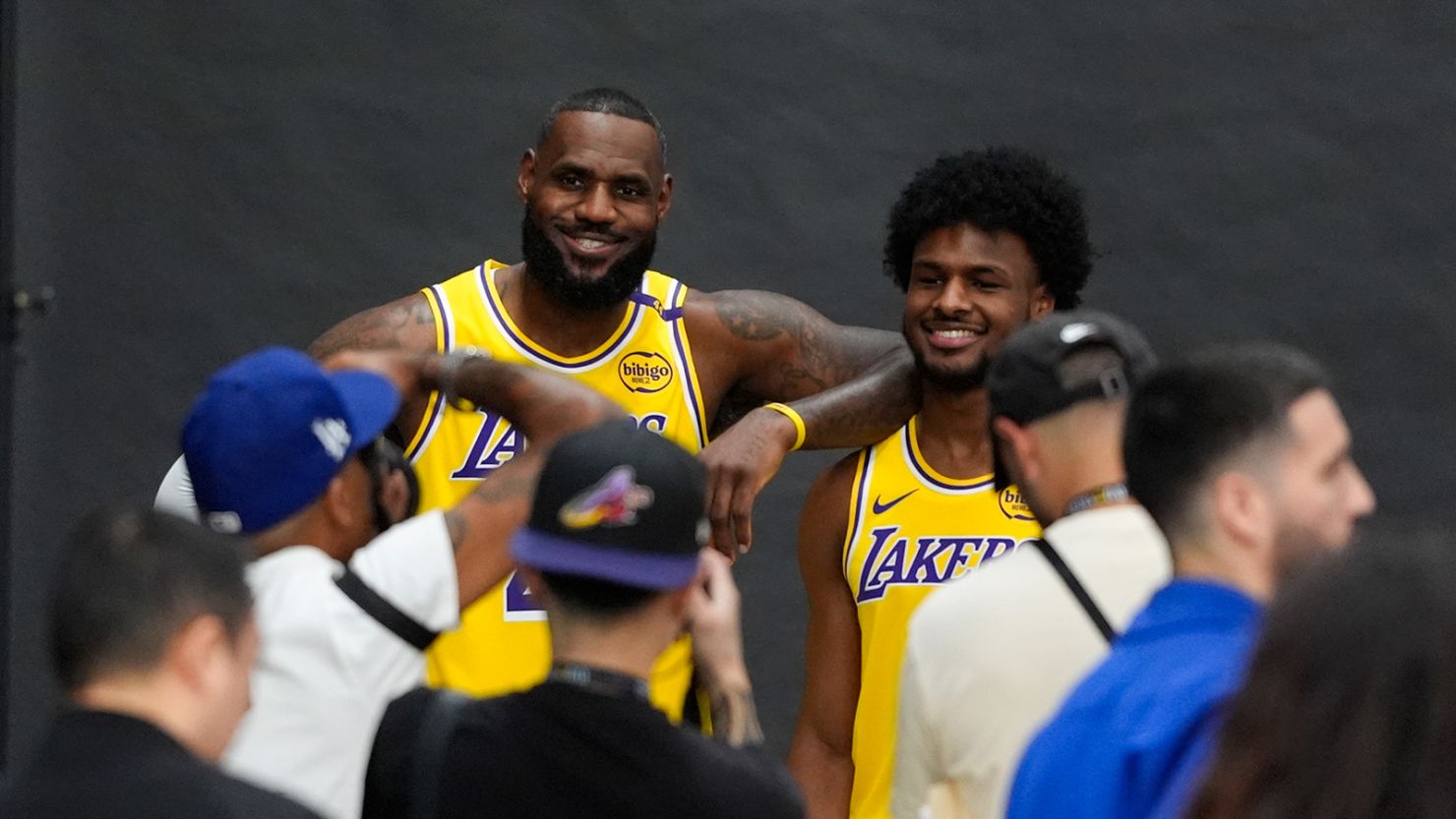 LeBron y su hijo Bronny estuvieron en la duela con los Lakers.