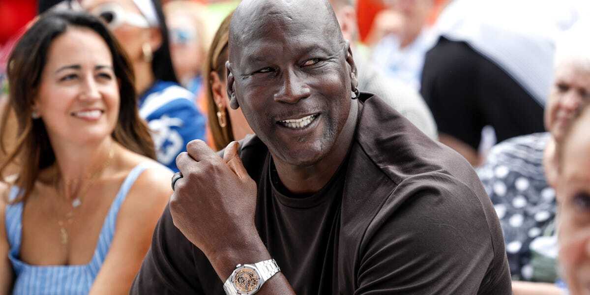 Michael Jordan se regaló millonario jet privado que mandó pintar con su logo y el número 23.