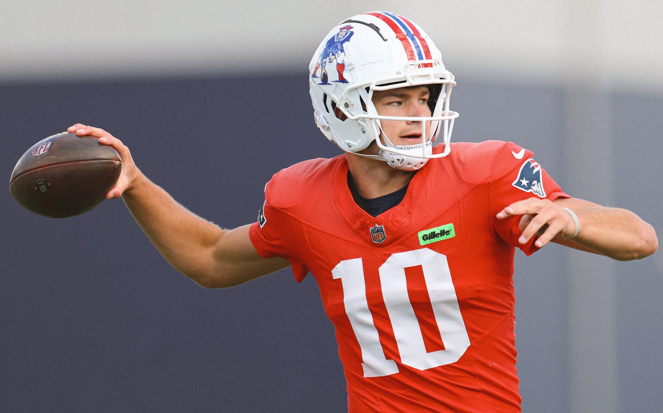 Drake Maye preparándose para su primera apertura en la NFL.