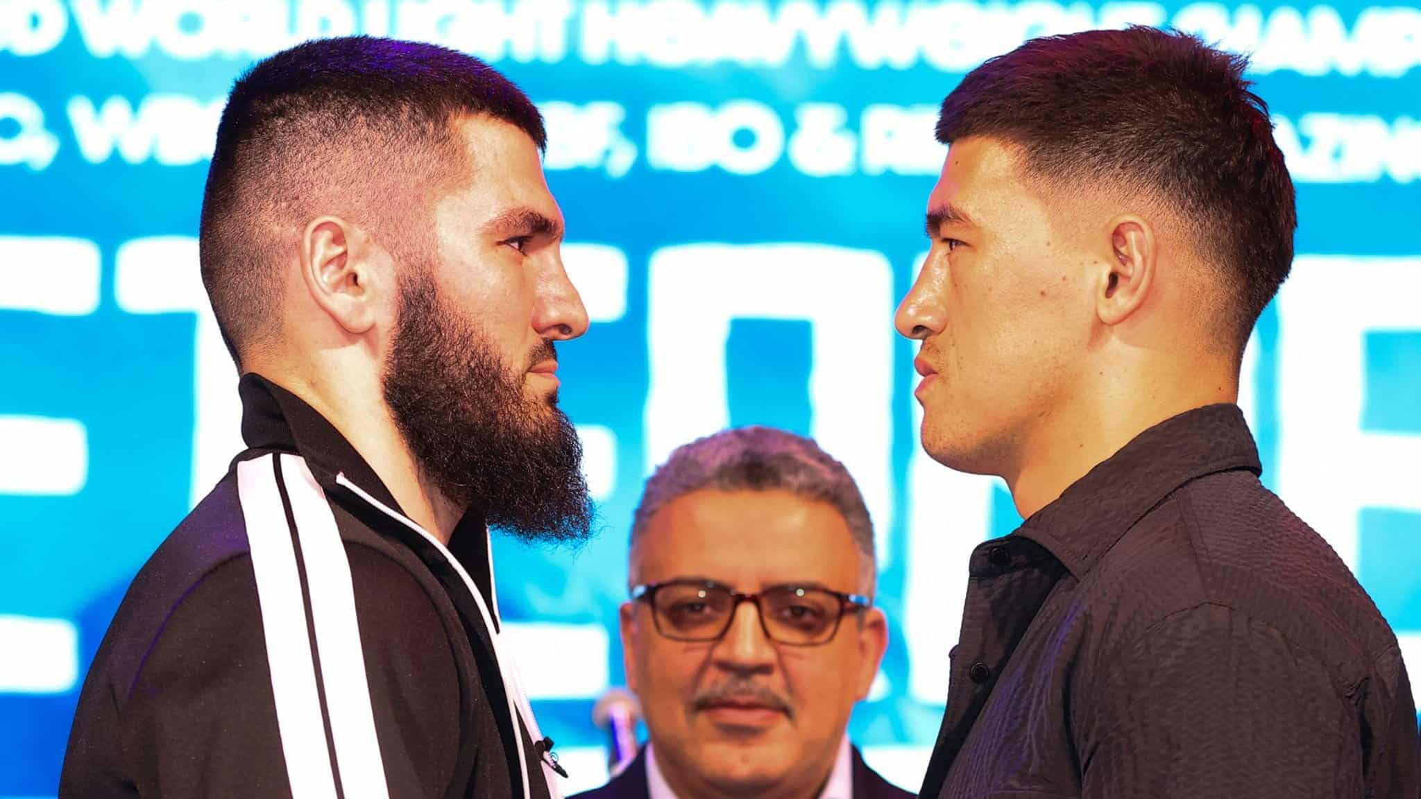 Artur Beterbiev y Dmitry Bivol en su pelea del mes pasado.