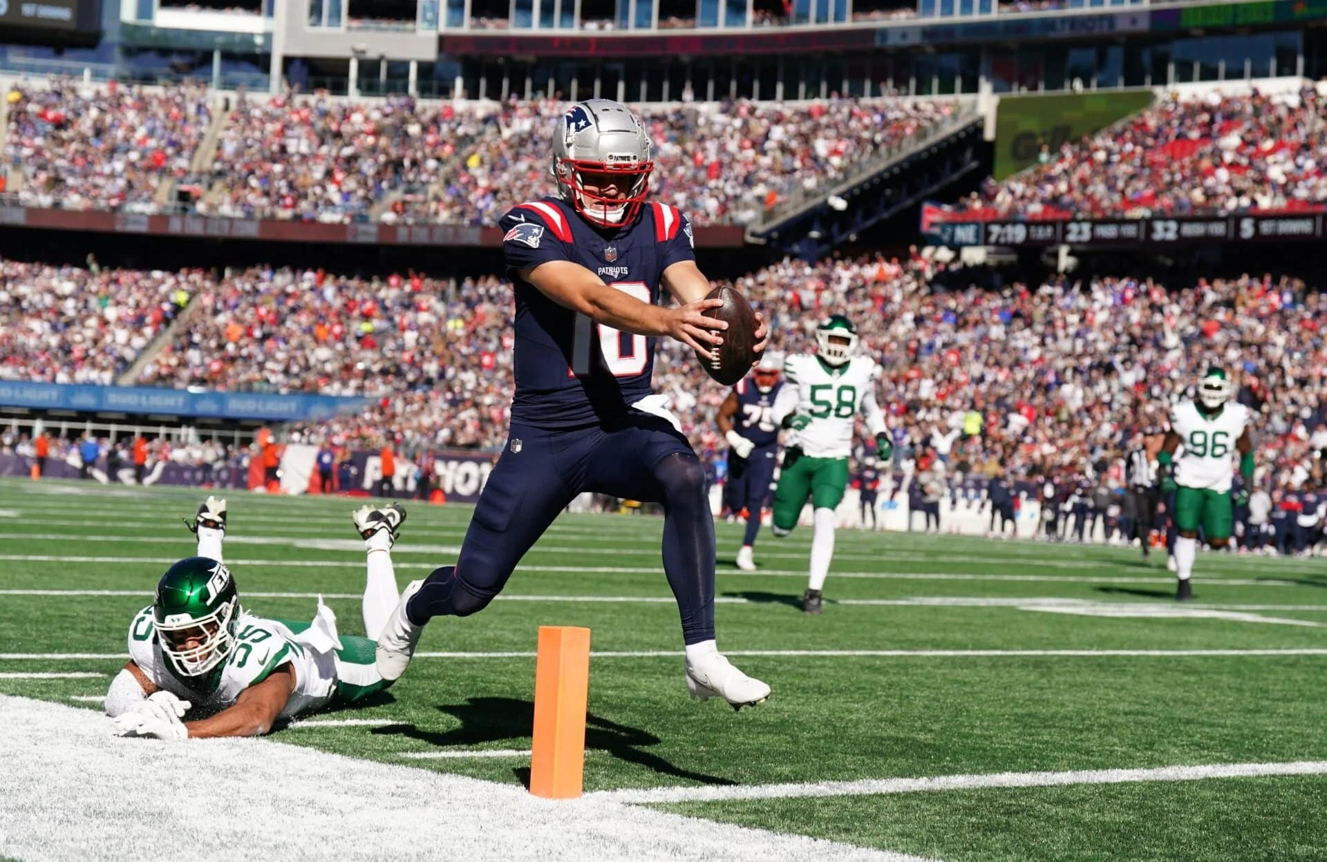 Drake Maye había corrido tres veces para 46 yardas y un touchdown, además había completado tres de seis pases para 23 yardas.