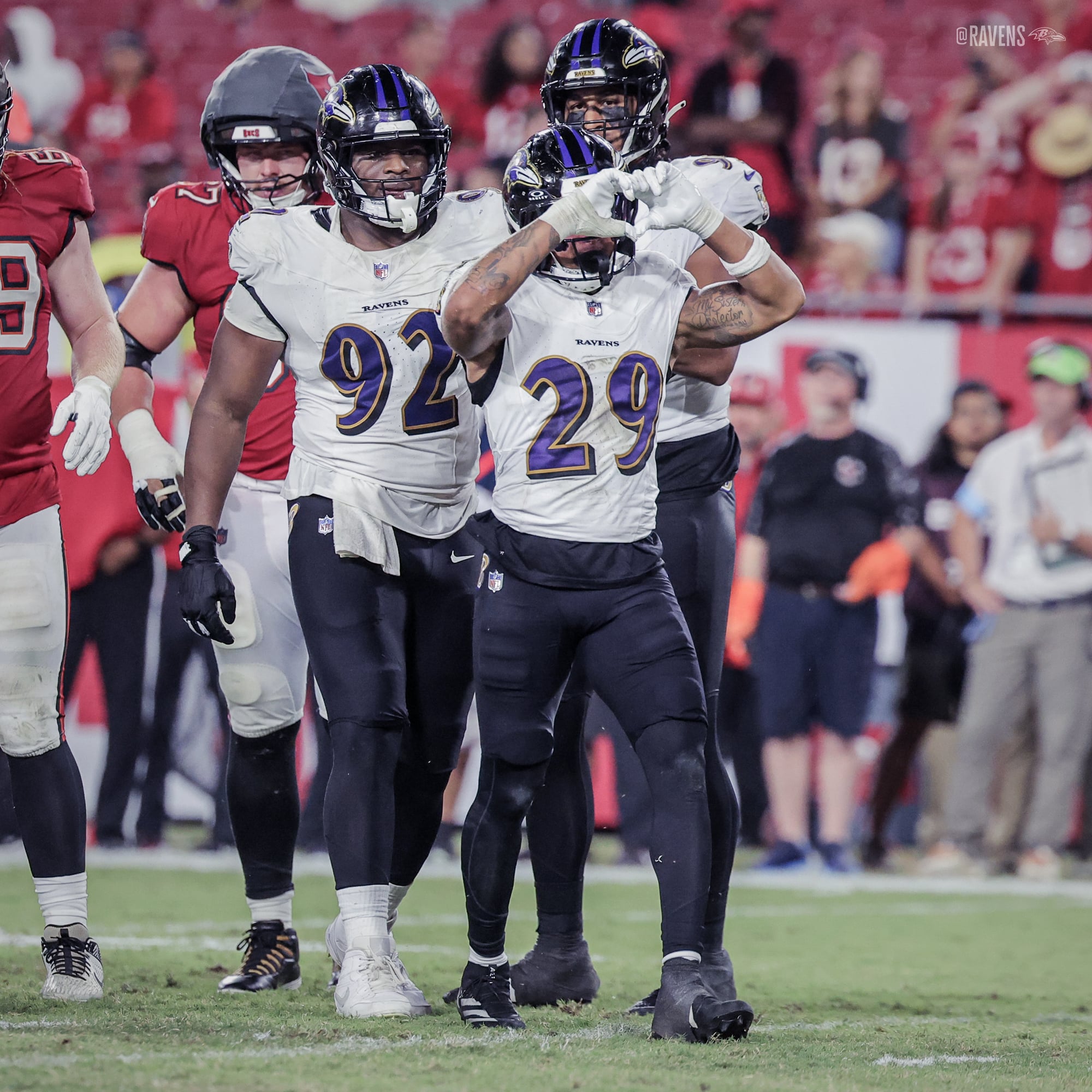 Ravens anota 34 puntos sin respuesta en la victoria sobre Buccaneers.