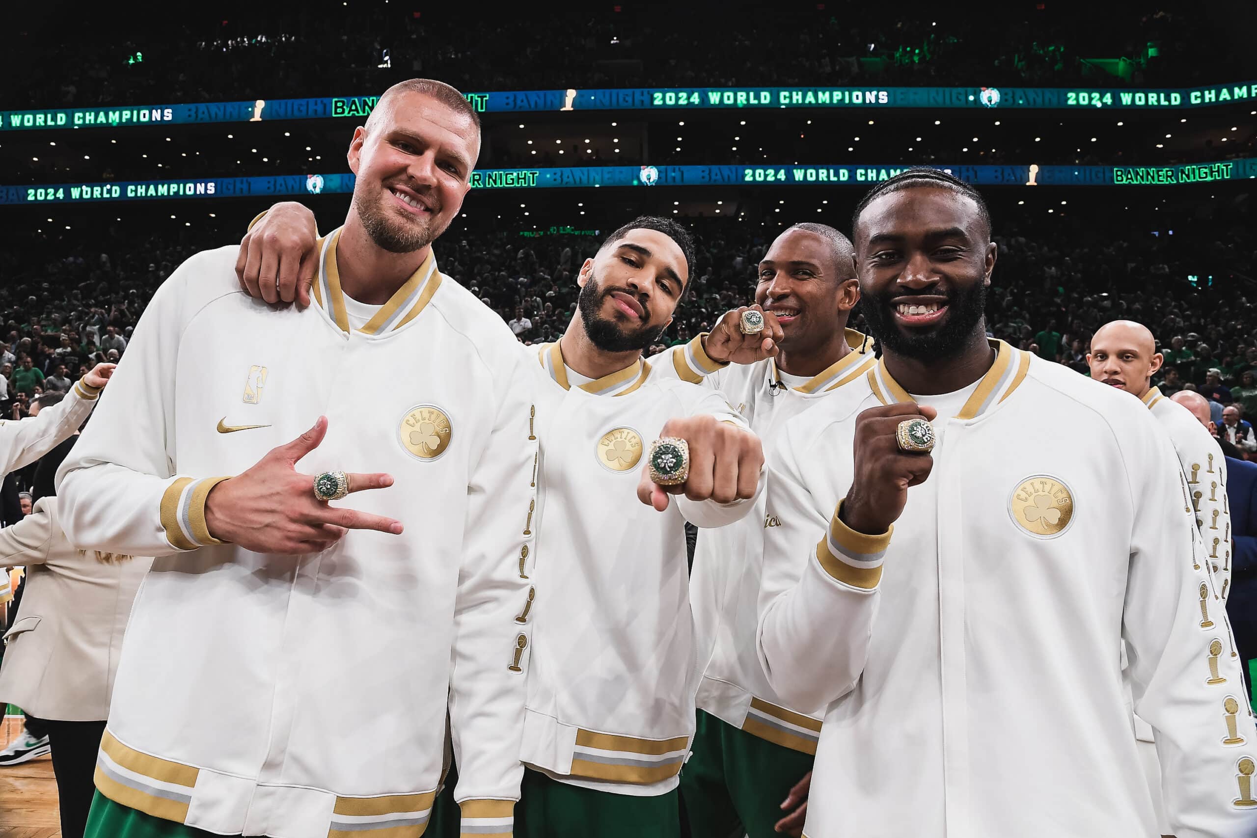 Jugadores de los Celtics recibieron sus anillos de campeones.