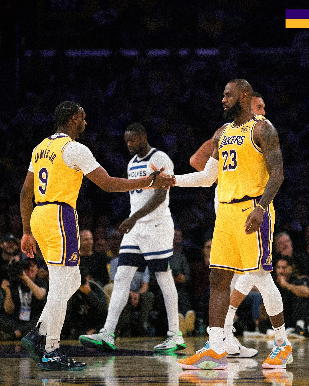 LeBron y Bronny James en la duela en el primer juego de la temporada.