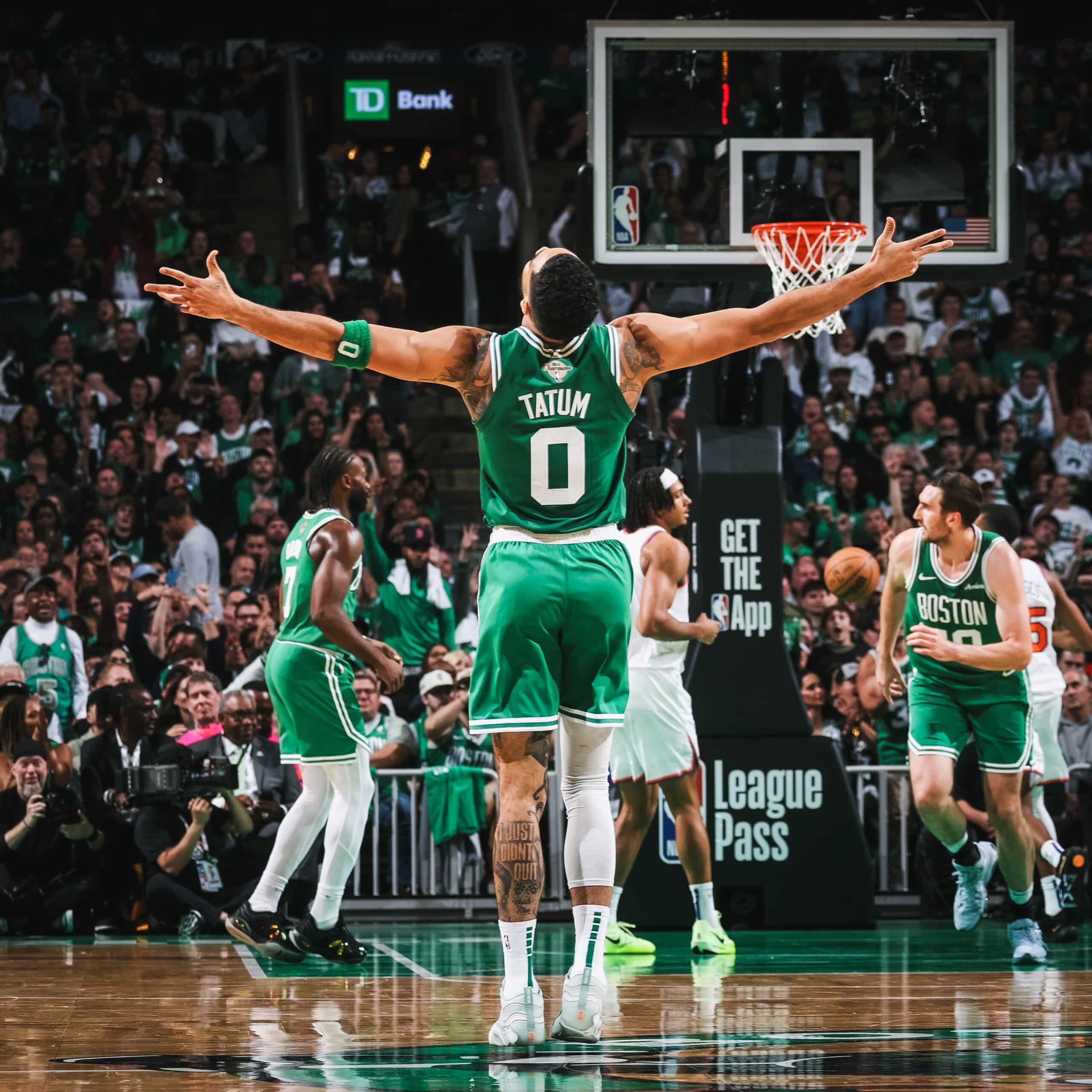 Jayson Tatum y los Celtics juegan de visita este sábado.