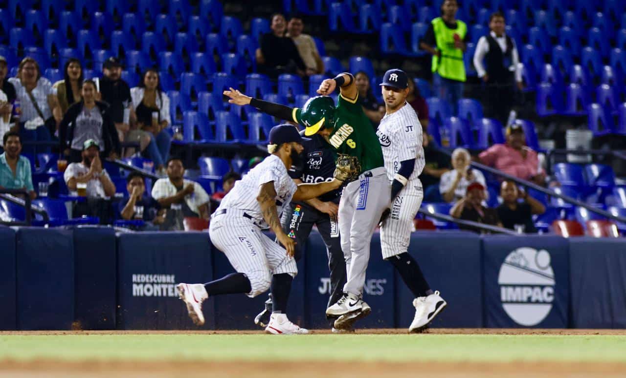 Jugador de Cañeros es puesto out en la tercera base.