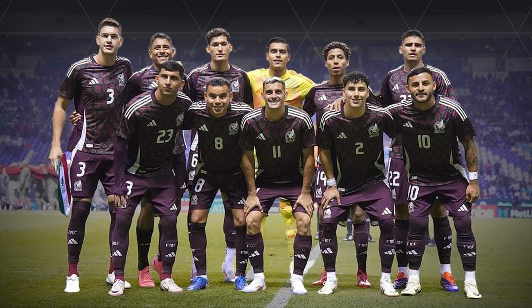 GERMÁN BERTERAME JUNTO A LOS TITULARES DE LA SELECCIÓN MEXICANA 