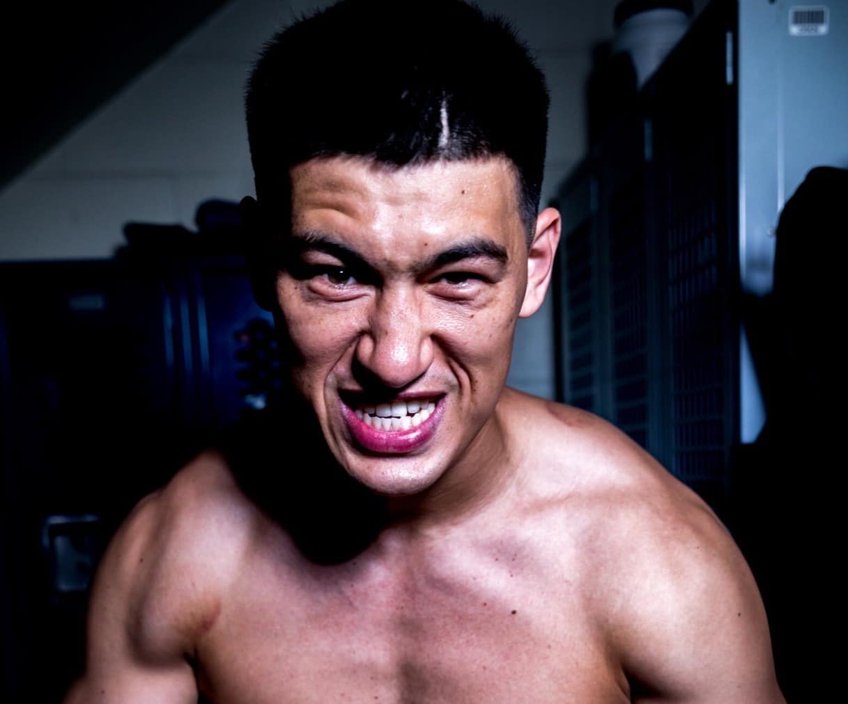 Dmitry Bivol se alista para su pelea de este sábado en Arabia Saudita.