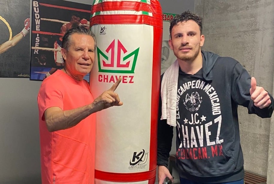 Julio César Chávez y su hijo Omar Chávez en entrenamiento.