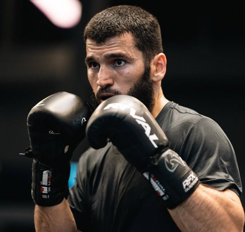 Artur Beterbiev se alista para su pelea de este sábado.