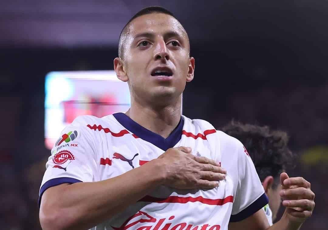 PIOJO ALVARADO ES UN REFERENTE EN LA DELANTERA DE LAS CHIVAS