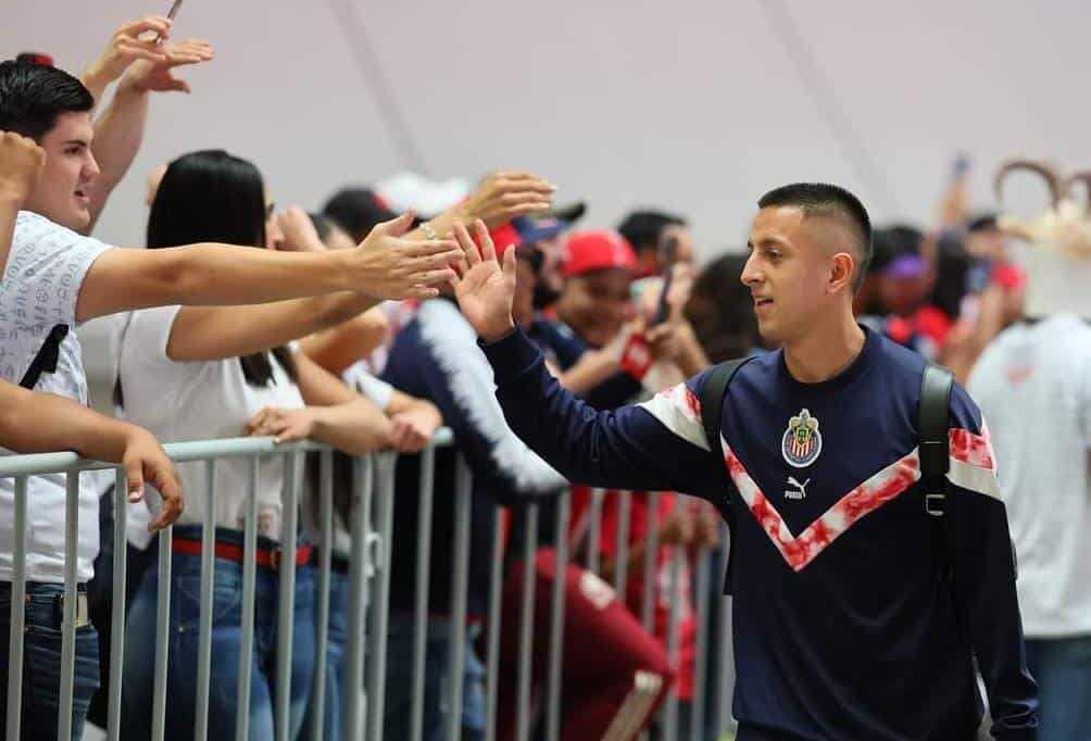 PIOJO ALVARADO ES DE LOS JUGADORES DE CHIVAS PREFERIDOS DE LOS AFICIONADOS