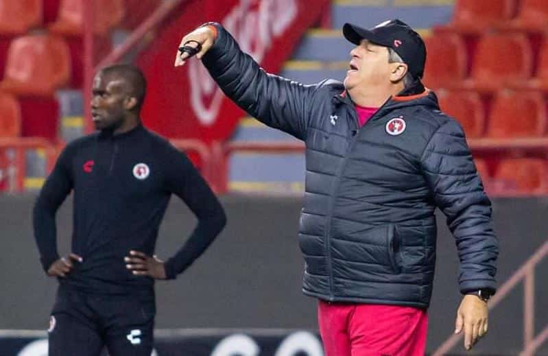 MIGUEL HERRERA DIRIGIENDO A LOS XOLOS DE TIJUANA