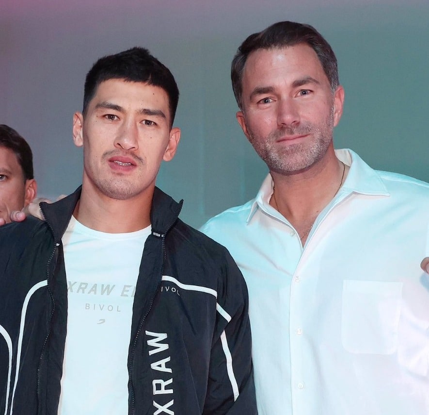 Dmitry Bivol en compañía con Eddie Hearn.