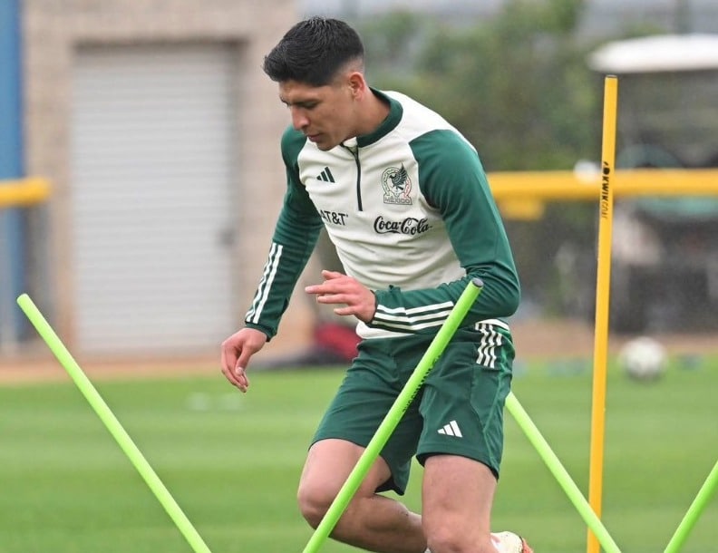 Edson Álvarez en entrenamiento del Tricolor este jueves.