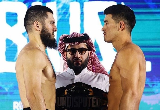 Artur Beterbiev y Dmitry Bivol se ven por última vez antes subirse al ring.