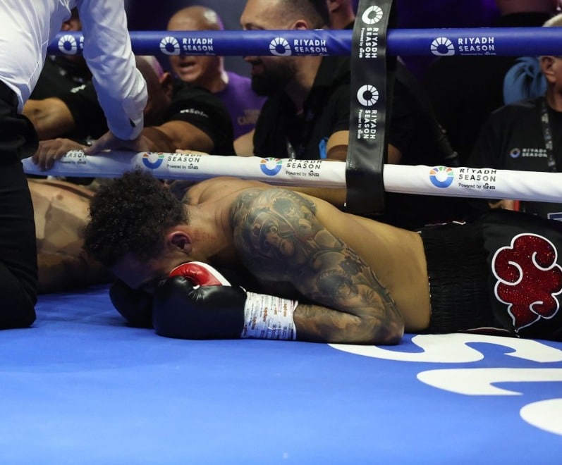 Inédita caída de Ben Whittaker y Liam Cameron en plena pelea.