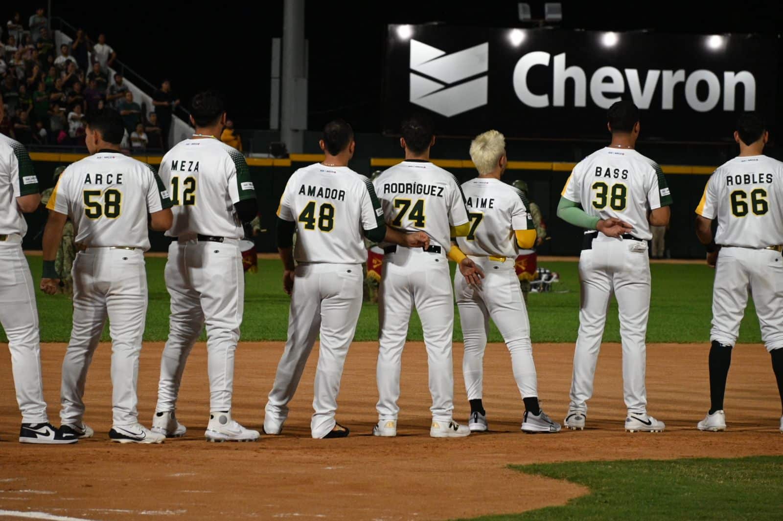 Jugadores de Cañeros de Los Mochis en el juego inaugural en casa.