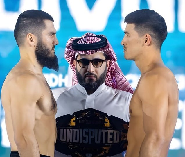 Artur Beterbiev y Dmitry Bivol en su pelea en Arabia Saudita.