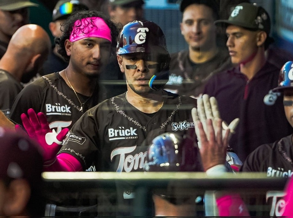 Joey Meneses en el primer partido de Tomateros ante Sultanes.