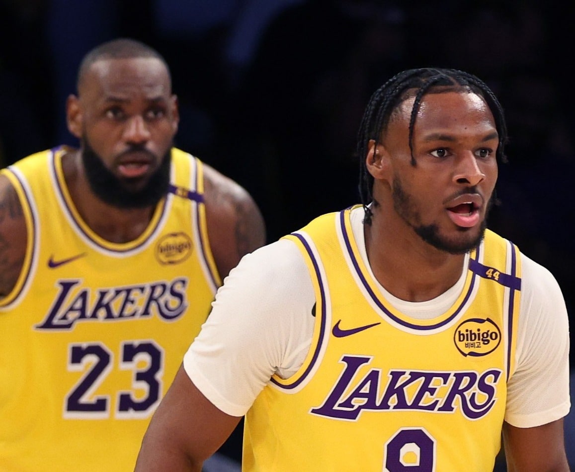 LeBron y Bronny James en el primer partido de la temporada.