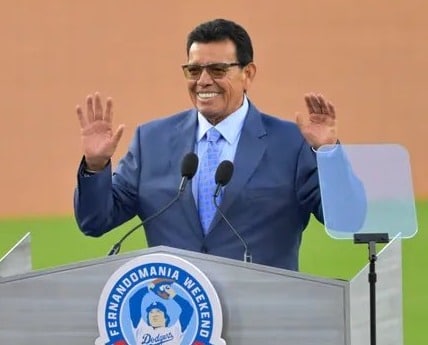 Fernando Valenzuela en un homenaje en el Dodger Stadium.