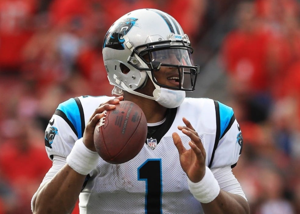 Cam Newton arremete en contra de Patrick Mahomes.