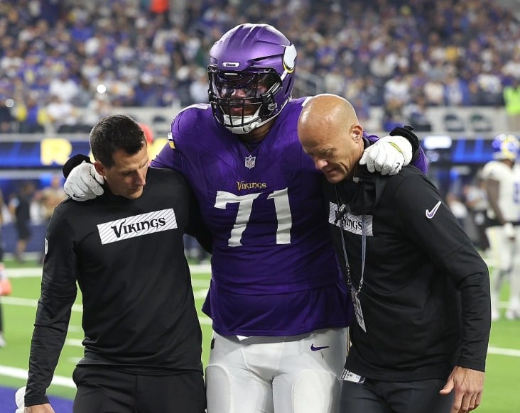 Christian Darrisaw salió lesionado de la Semana 8.