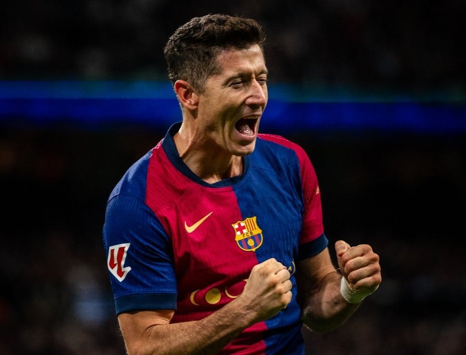 Robert Lewandowski festeja uno de sus dos goles del juego.