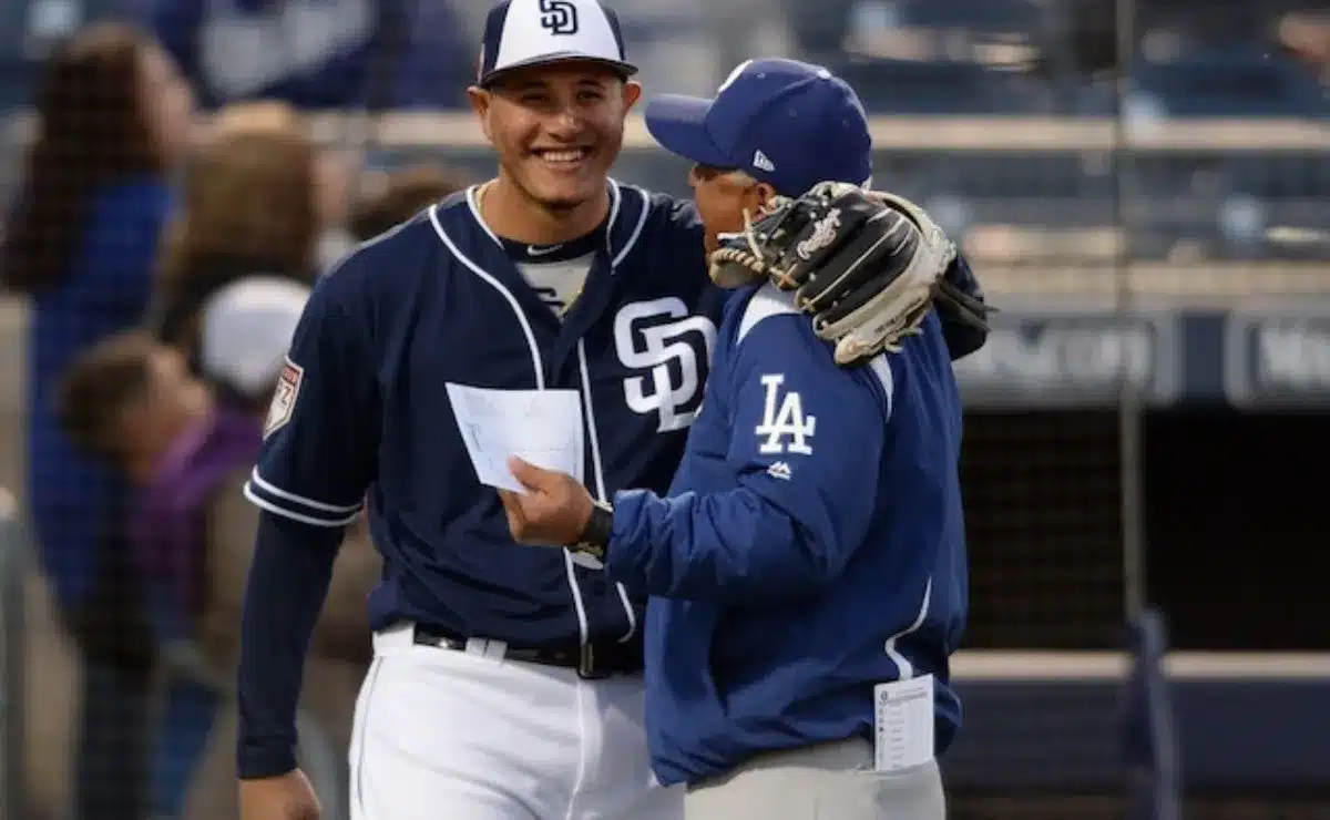 MANNY MACHADO ABRAZADO CON DAVE ROBERTS