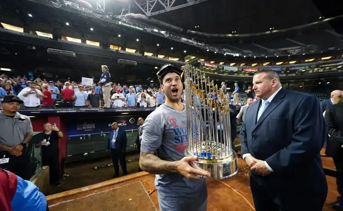 BUSH CELEBRANDO EL CETRO DE CAMPEONES