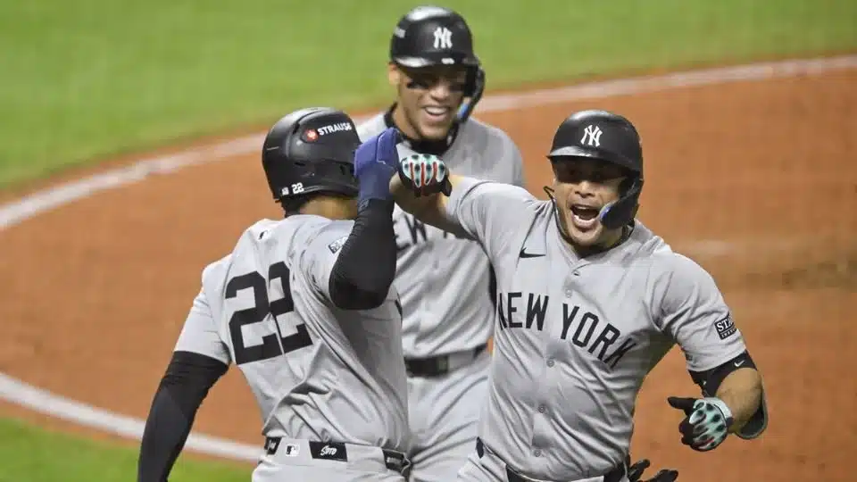 YANKEES LOGRA LA TECERA VICTORIA EN LA SERIE