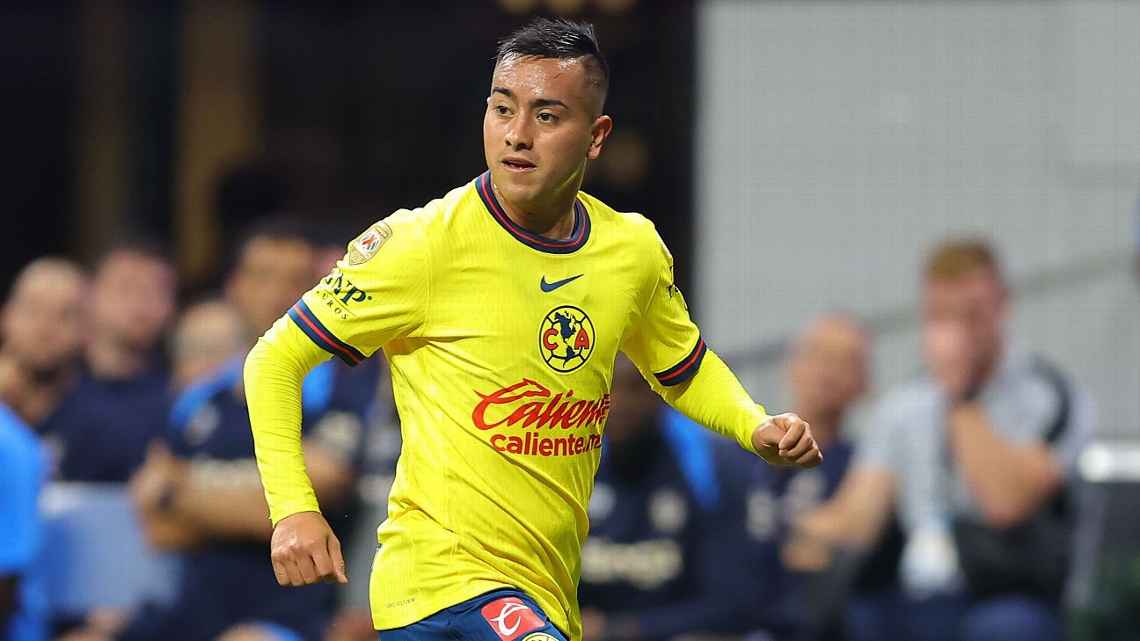 ERICK SÁNCHEZ OBSERVA LA PELOTA