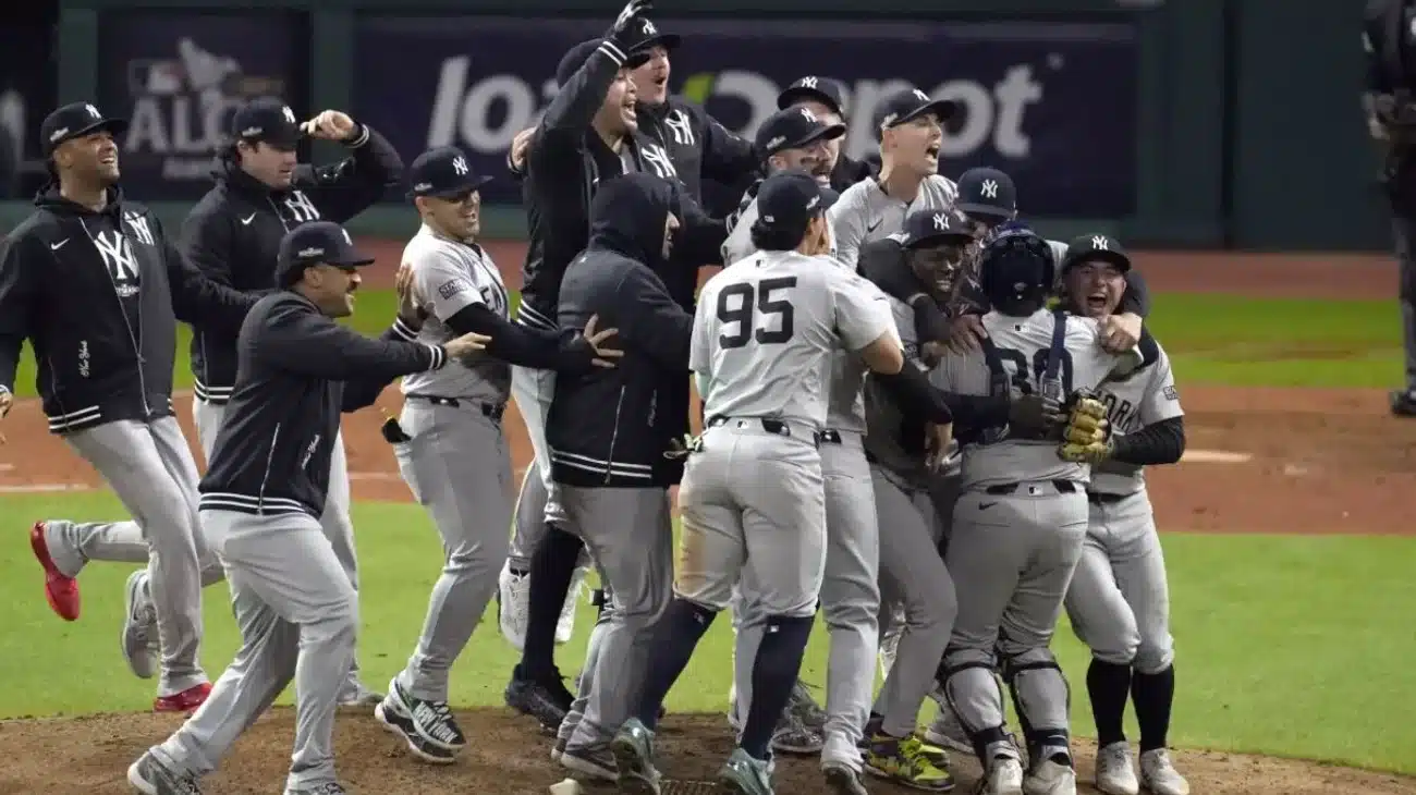 YANKEES FESTEJA SU PASE A LA SERIE MUNDIAL