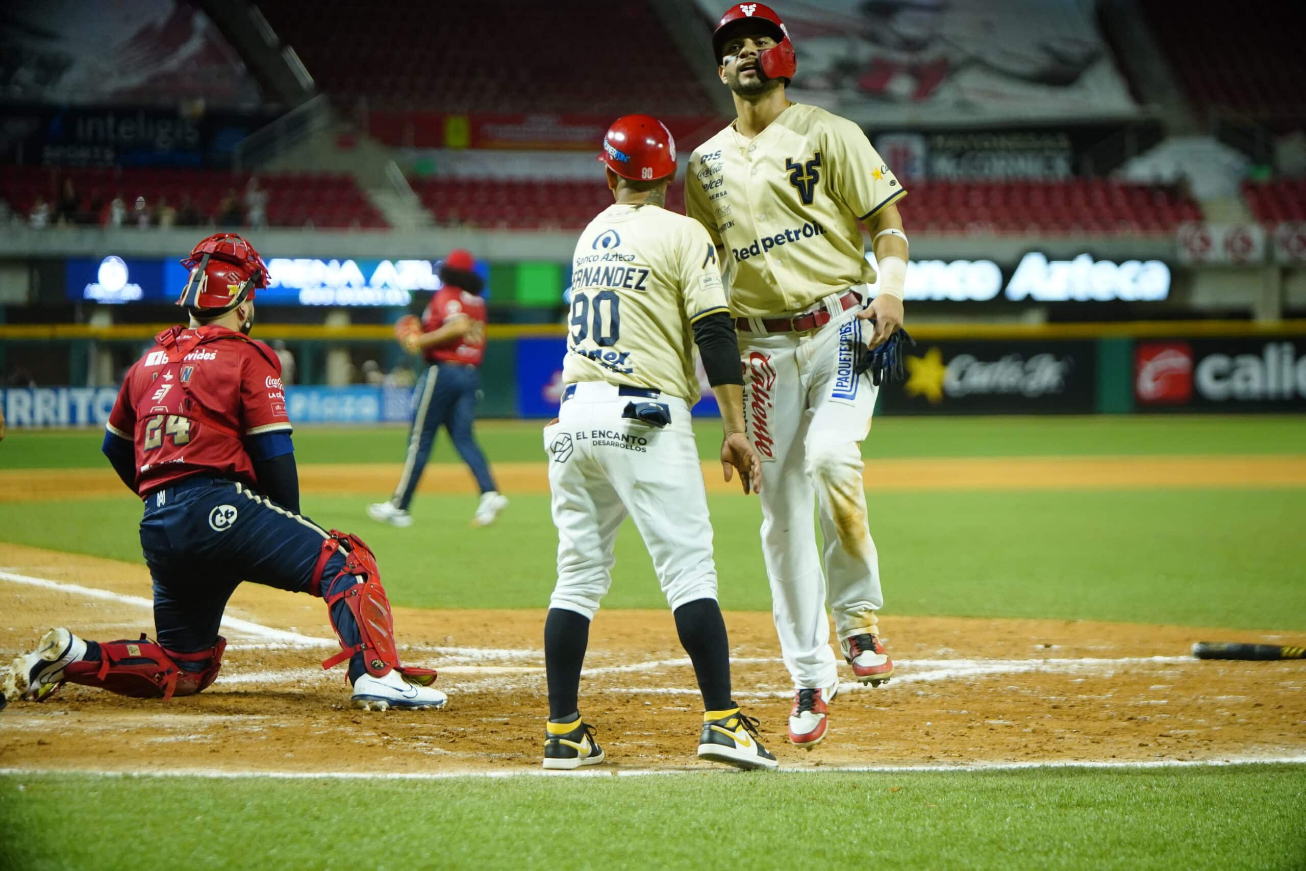 LOS ROJOS APALEARON A LOS ÁGUILAS