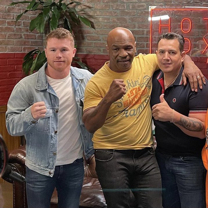 Mike Tyson al lado de 'Canelo' Álvarez y Eddy Reynoso.