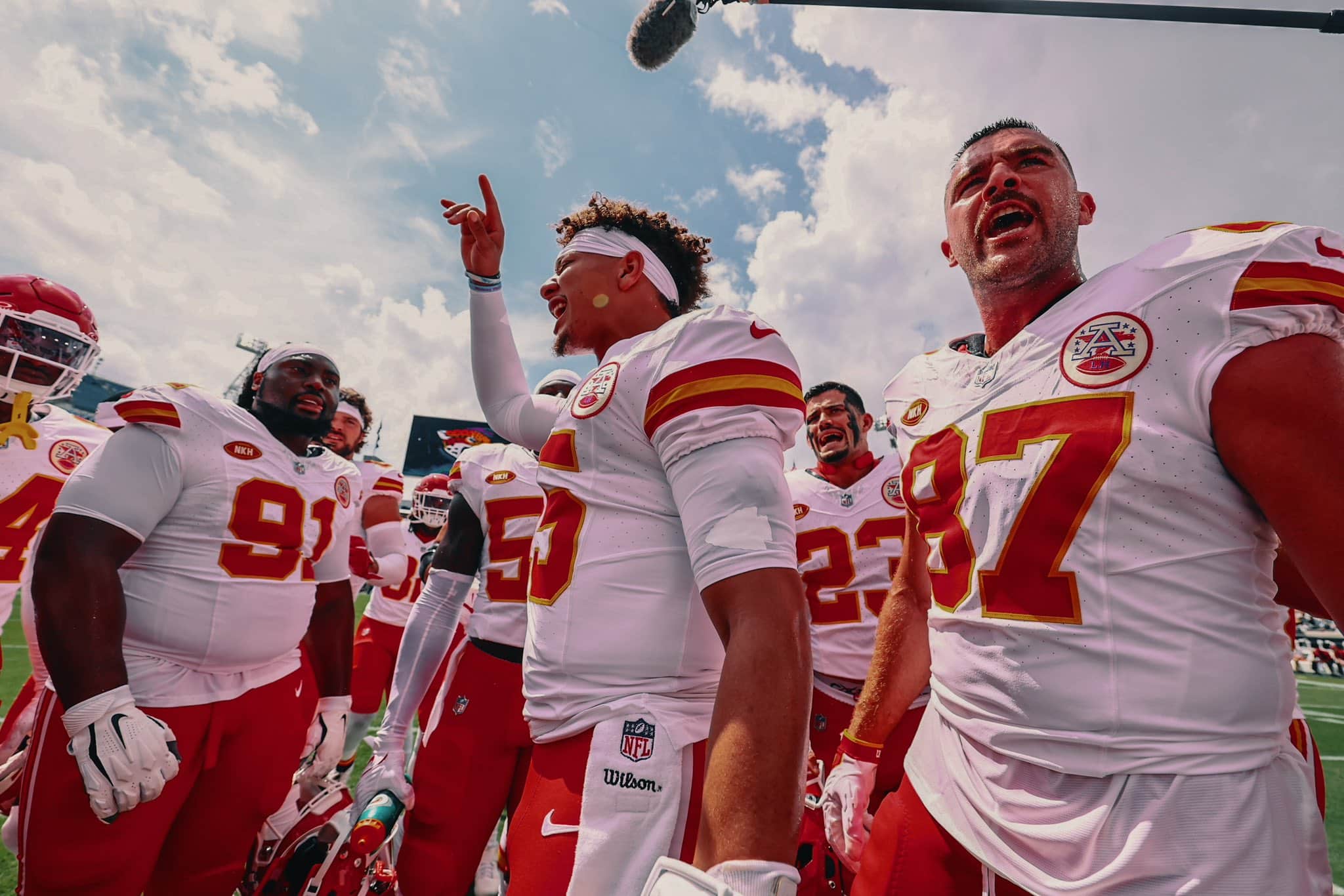 Incluidos Playoffs, Mahomes tiene 98 victorias en su carrera y está a dos de igualar las 100 de Tom Brady, quien posee el récord para un quarterback en sus primeras ocho temporadas en la NFL.