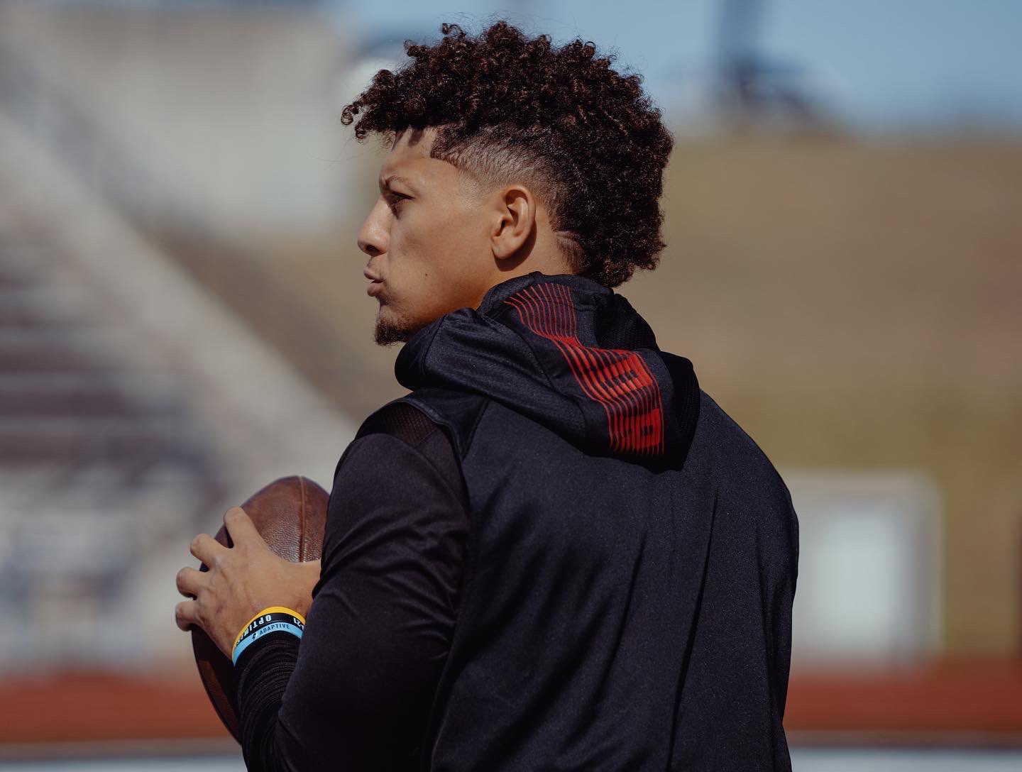 Patrick Mahomes en entrenamiento previo a la Semana 11.