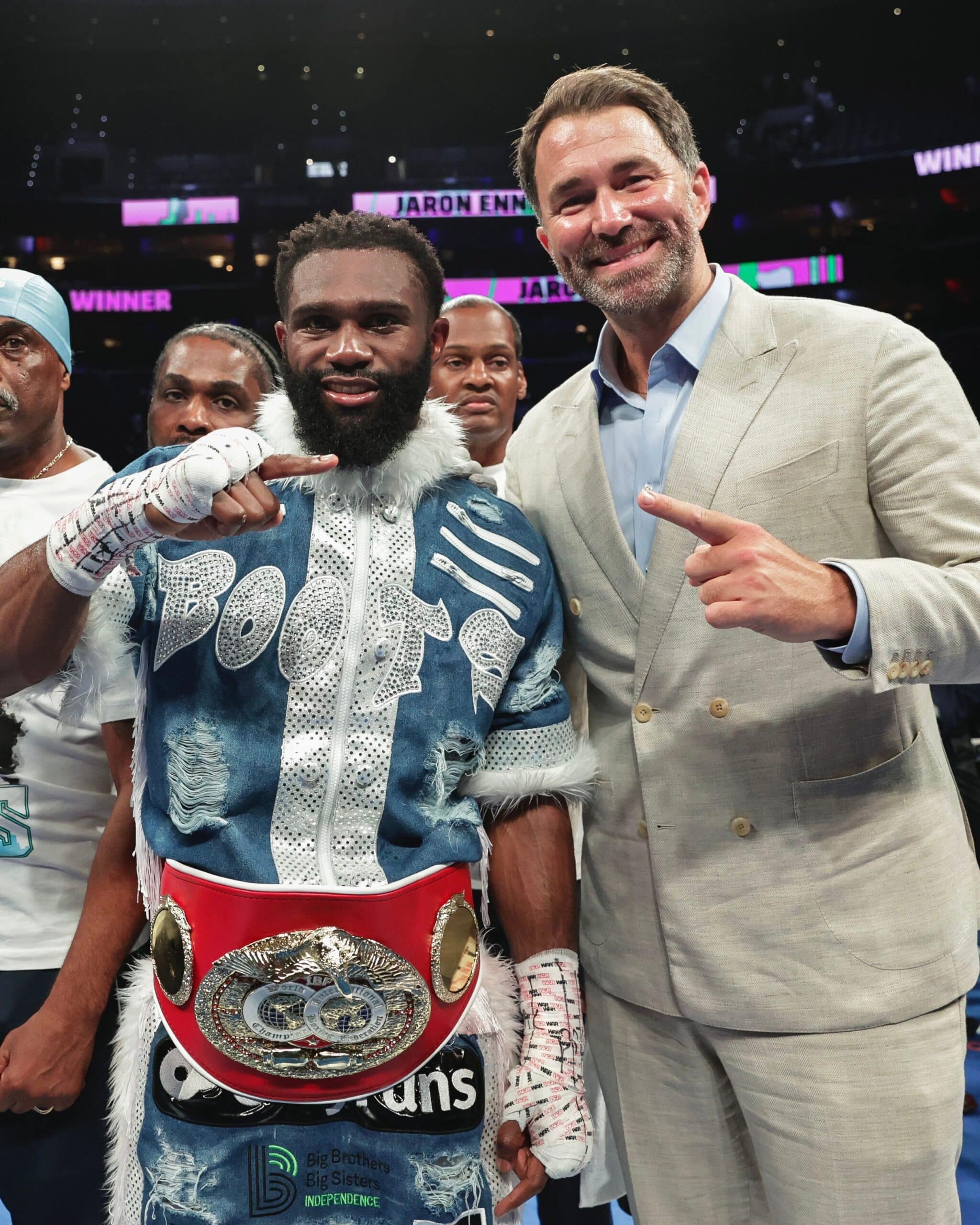 Jaron Ennis en compañía del promotor de Matchroom Eddie Hearn.