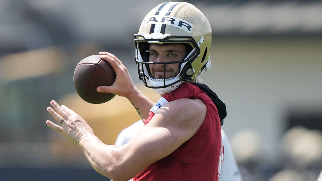 Derek Carr ya entrena a tope con los Saints para la Semana 9.