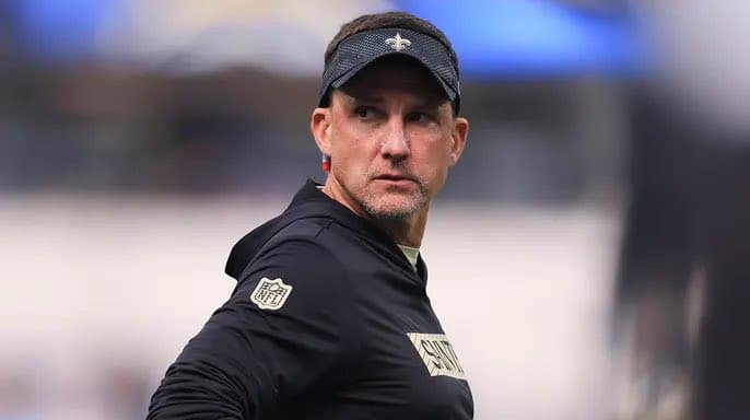 Dennis Allen es despedido de los Saints este lunes.