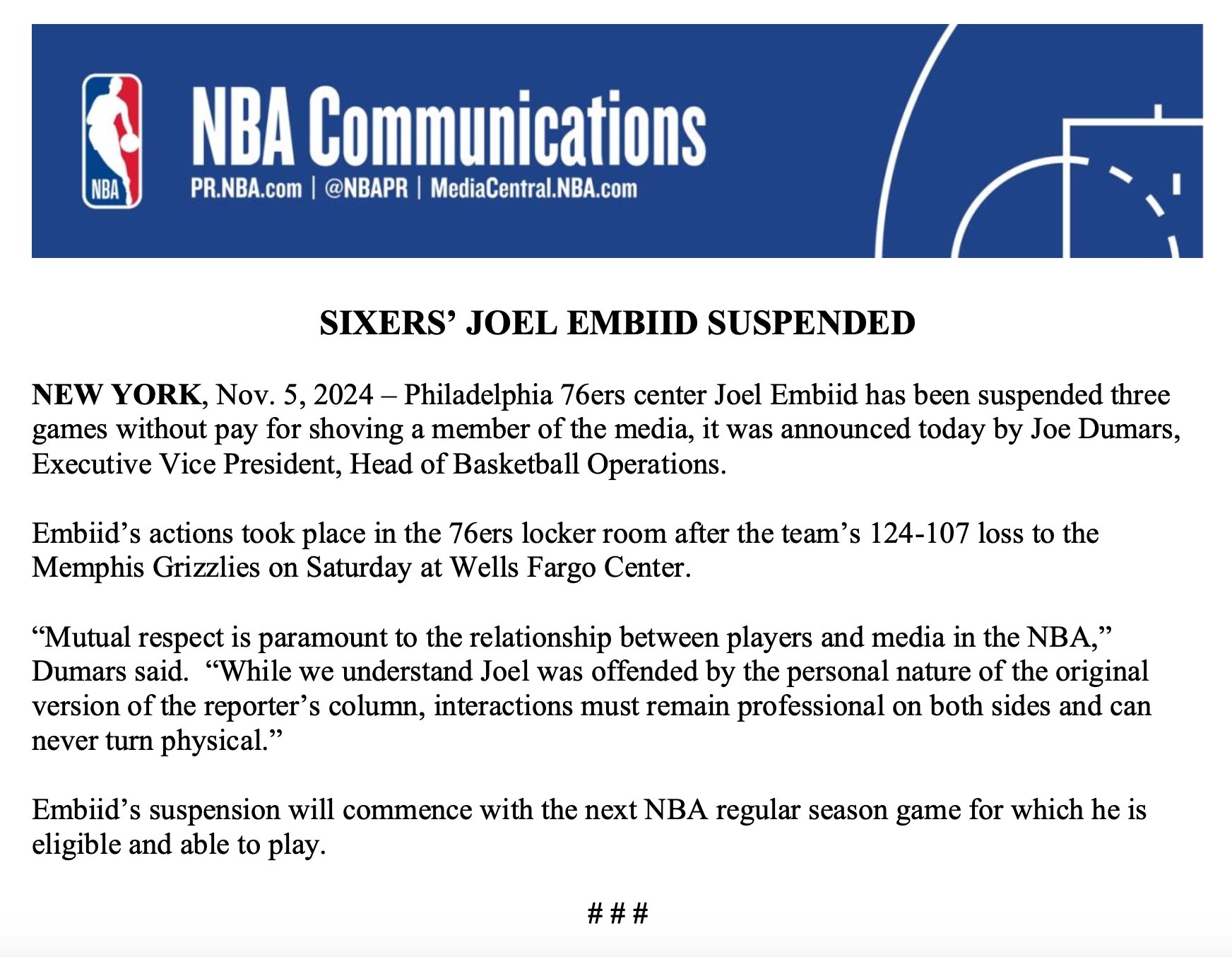 Joel Embiid suspendido tres partidos en la NBA por empujar a un reportero.