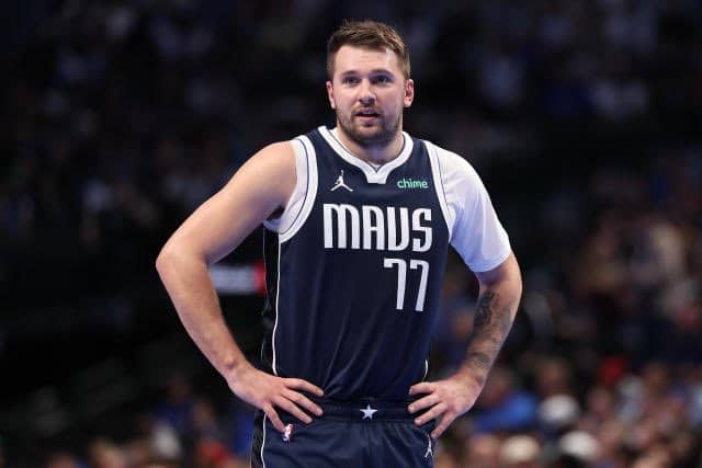 Luka Doncic ha sufrido una lesión en la muñeca que lo mantendrá fuera de las canchas por un tiempo indefinido.